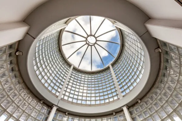 Rond glazen dakraam in het gebouw aan de Rivium 1e Straat, gezien van binnenuit.